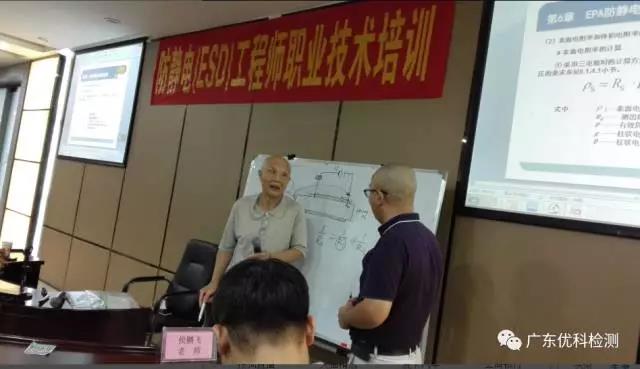 孫老師為上臺提問的同學解答問題
